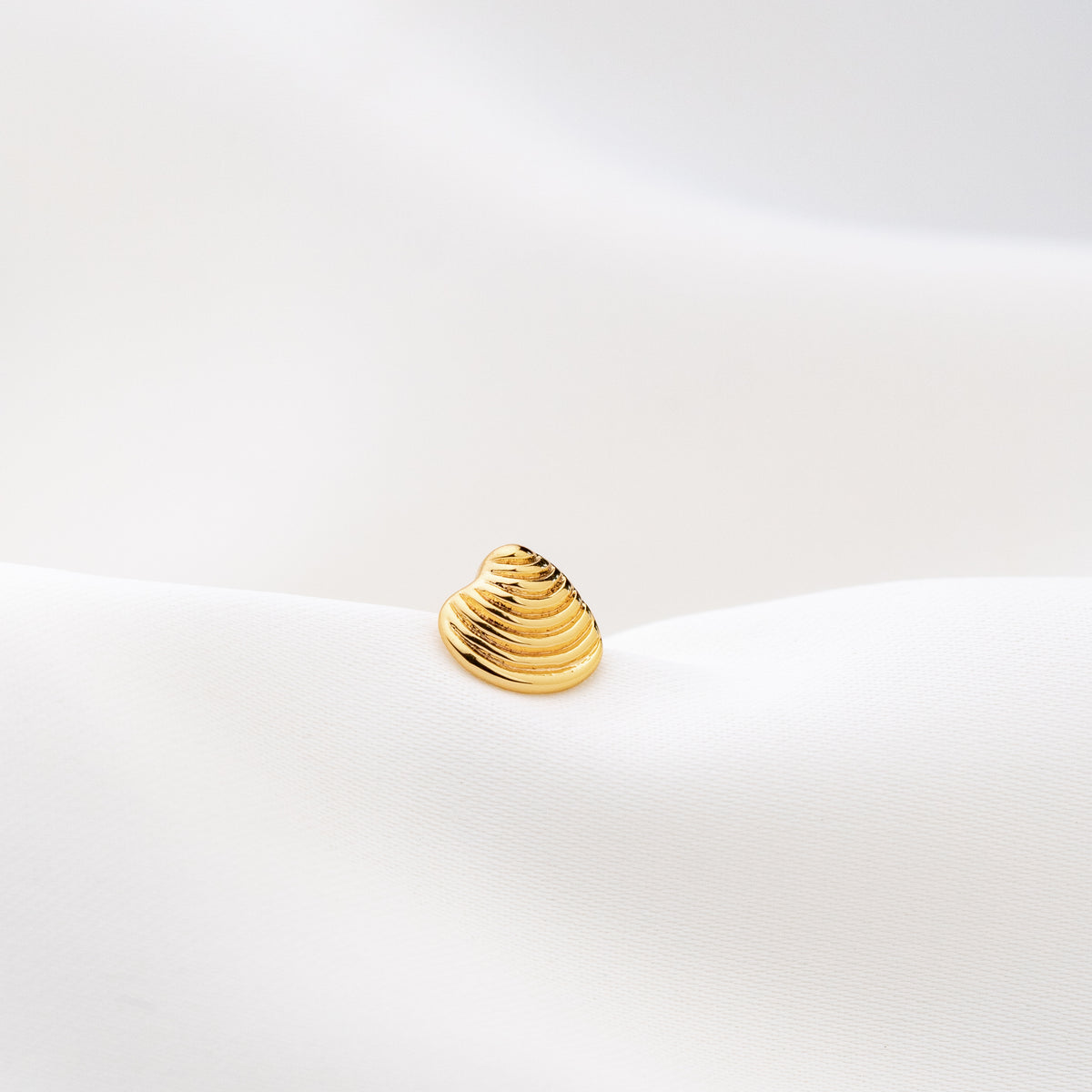 Tiny Clam Stud