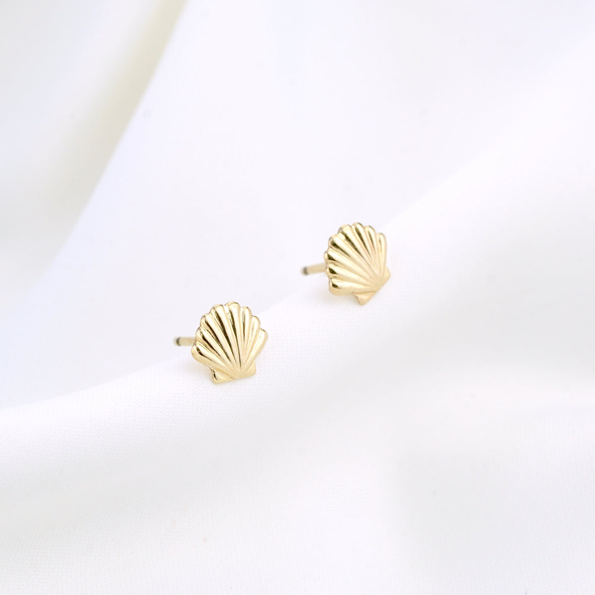 Golden Shell Stud Set