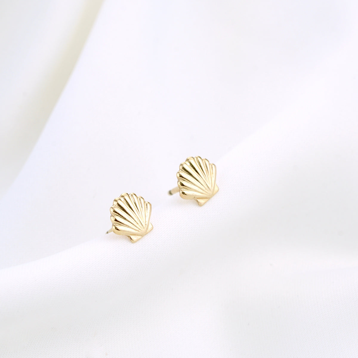 Golden Shell Stud Set